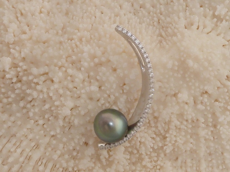 pendentif_en_argent_et_perle_de_tahiti_lune_2.jpg
