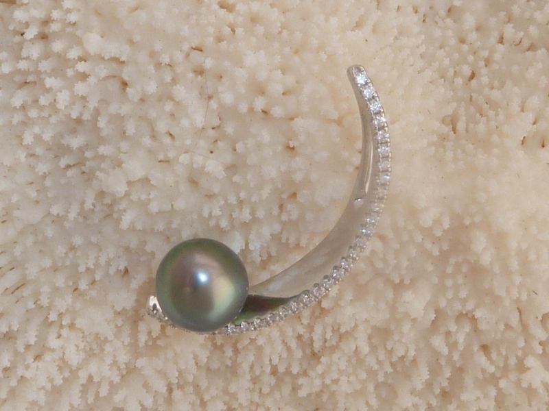 pendentif_en_argent_et_perle_de_tahiti_lune_3.jpg